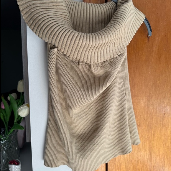 Elegant Tan Ribbed Sweater - Picture 1 of 4